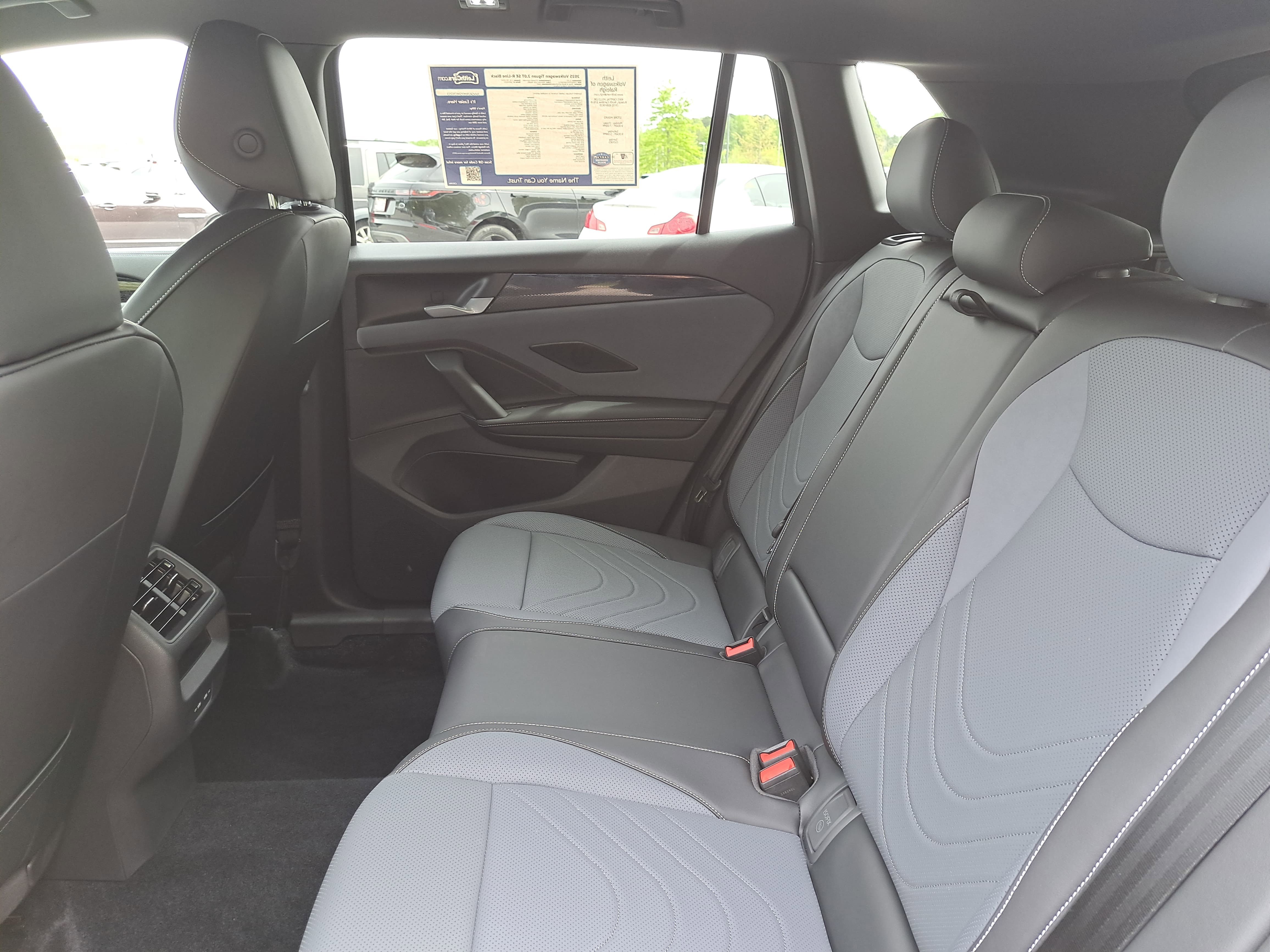 Used 2025 Volkswagen Tiguan SE R-Line image 13