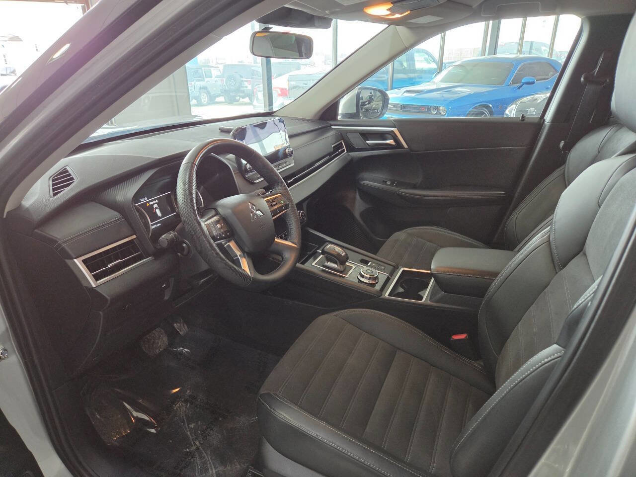 Used 2023 Mitsubishi Outlander SE image 15