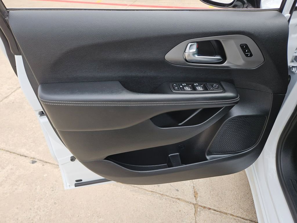 Used 2025 Chrysler Pacifica Select image 15