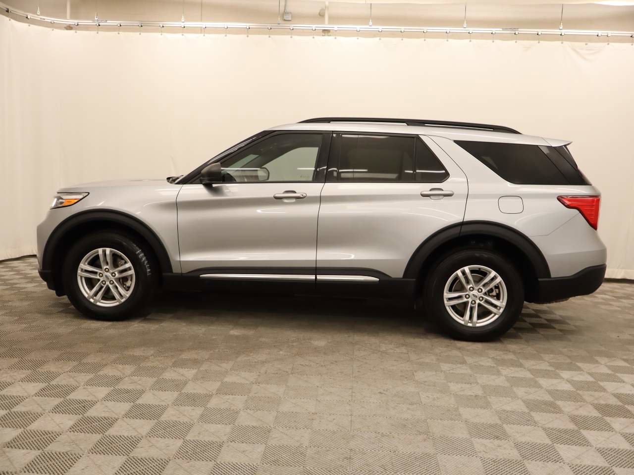 Used 2023 Ford Explorer XLT w/ Equipment Group 202A image 2