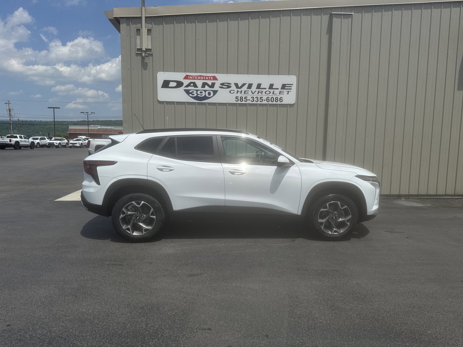 New 2026 Chevrolet Trax LT w/ LT Convenience Package FWD image 2