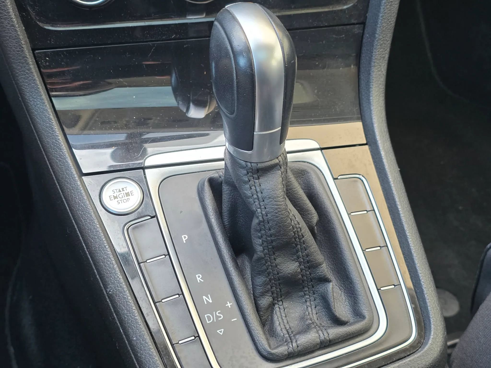 Used 2015 Volkswagen Golf S image 23