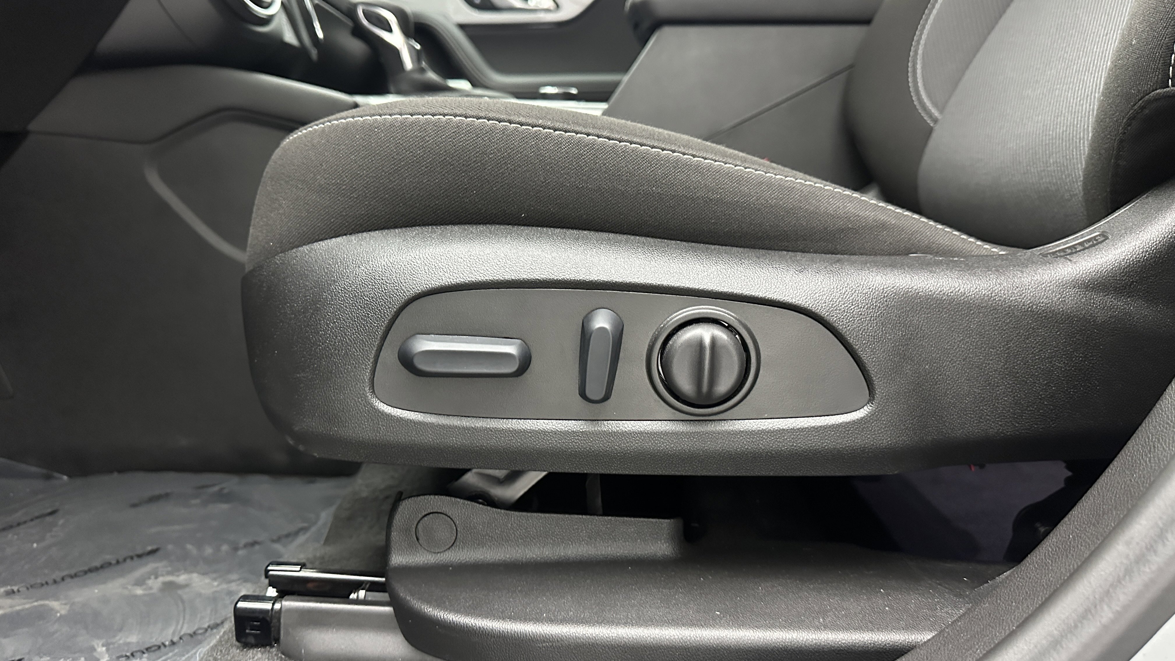 Used 2025 Chevrolet Blazer LT image 10