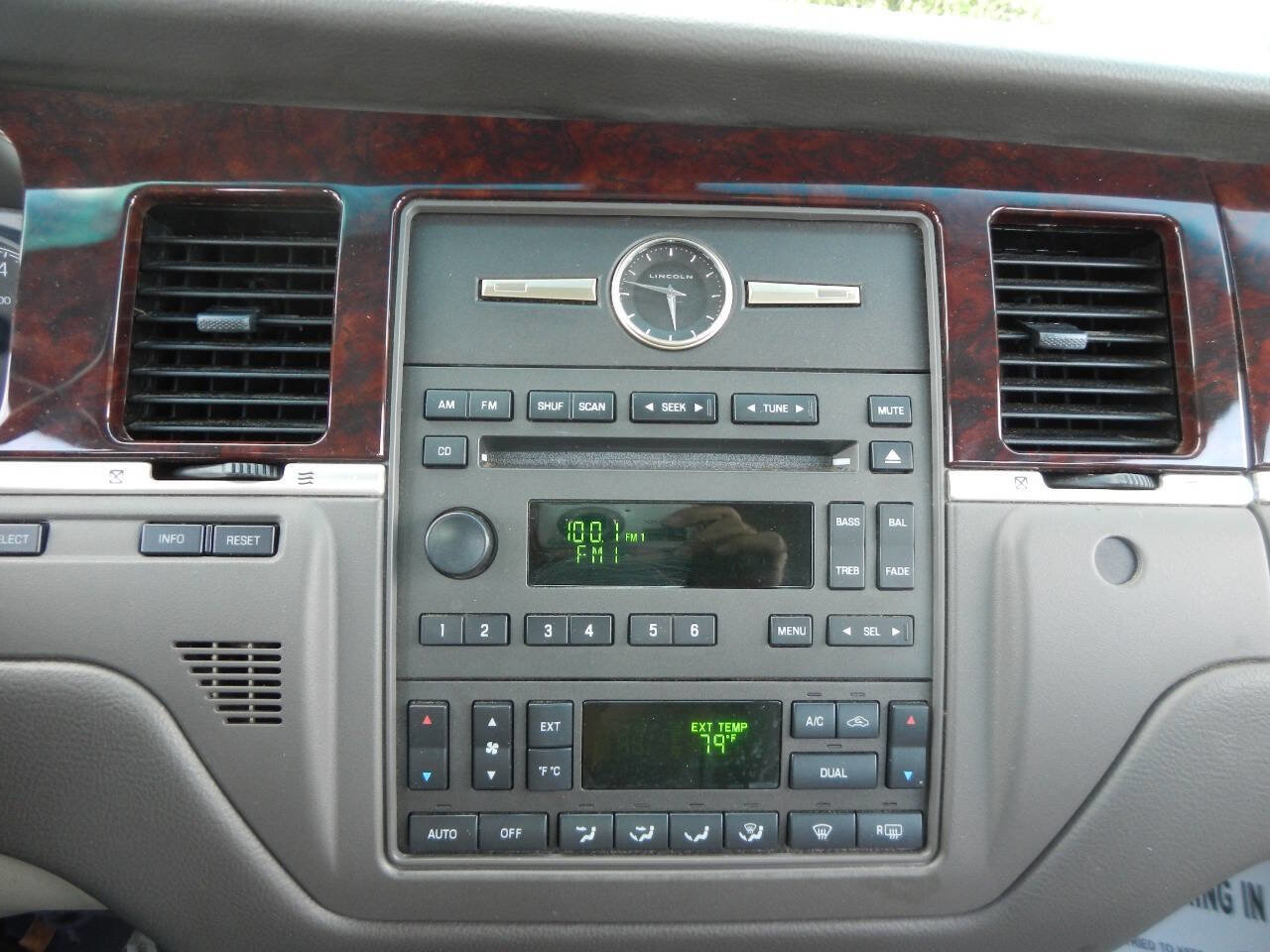 Used 2007 Lincoln Town Car Signature image 37