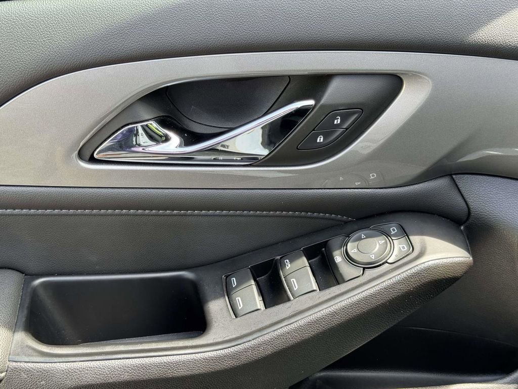 Used 2023 Chevrolet Traverse LT image 20