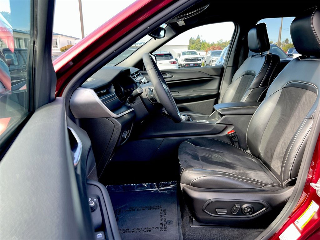 Used 2024 Jeep Grand Cherokee Altitude image 17