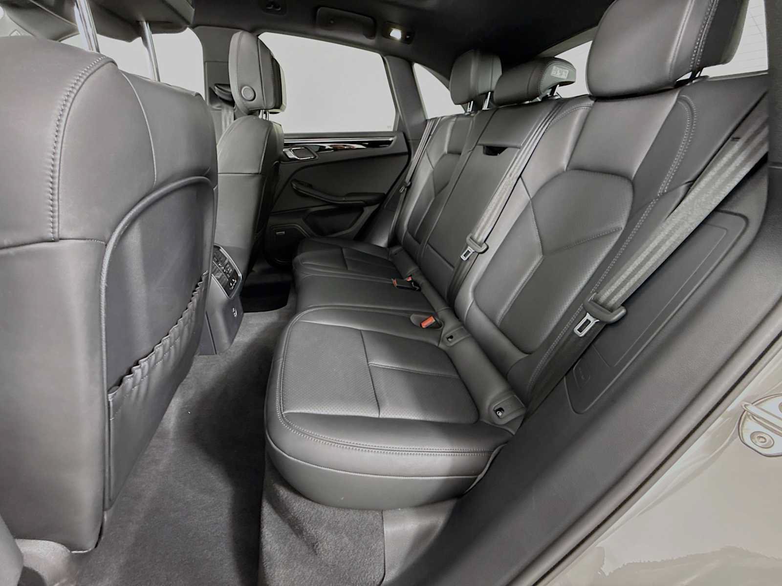Certified 2025 Porsche Macan AWD/4WD image 23