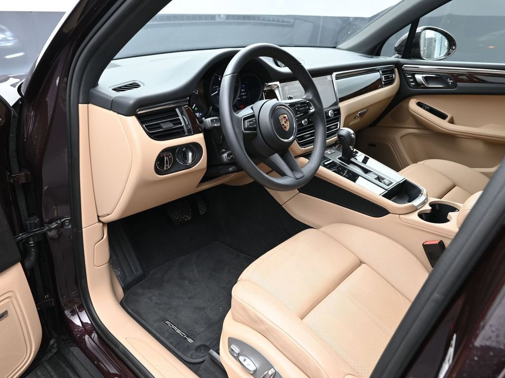 Certified 2025 Porsche Macan image 4