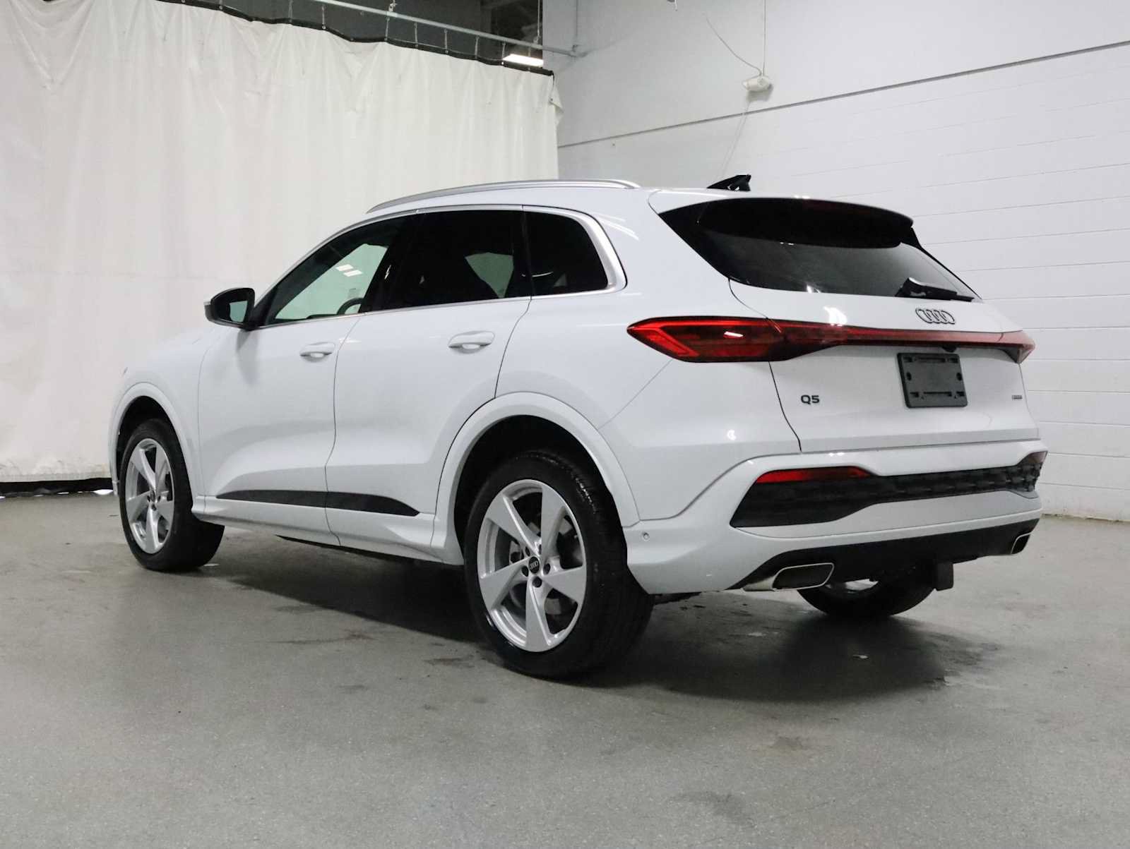 Certified 2025 Audi Q5 Premium AWD/4WD image 3