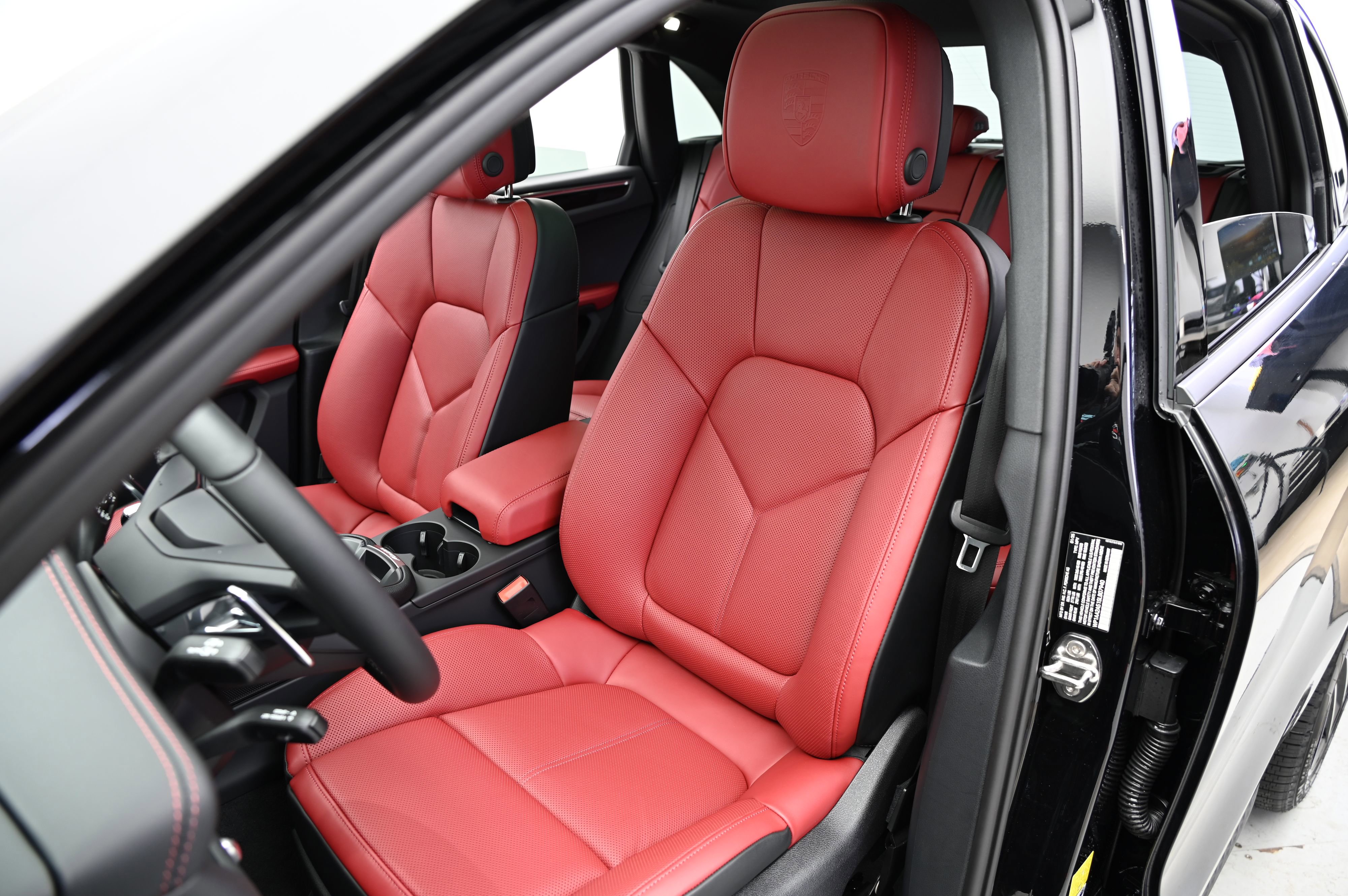 Certified 2025 Porsche Macan image 5