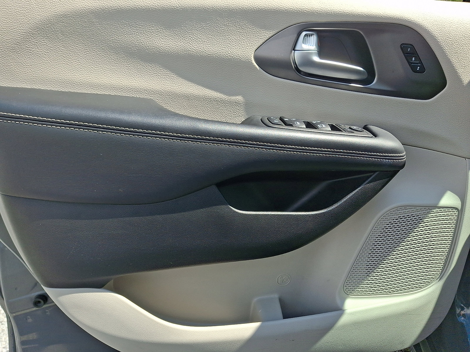 Used 2023 Chrysler Pacifica Touring-L FWD image 13