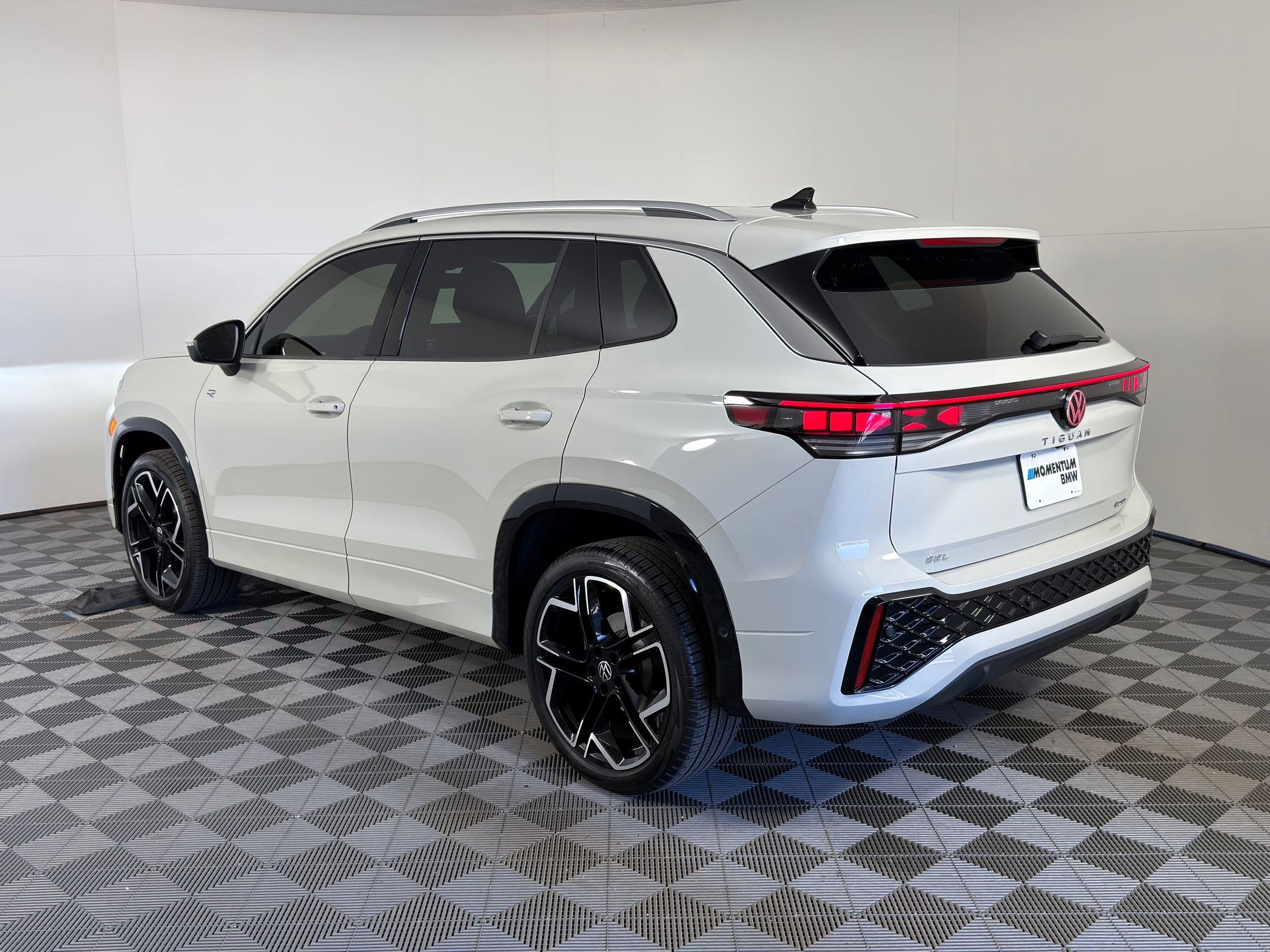 Used 2025 Volkswagen Tiguan SEL R-Line image 3