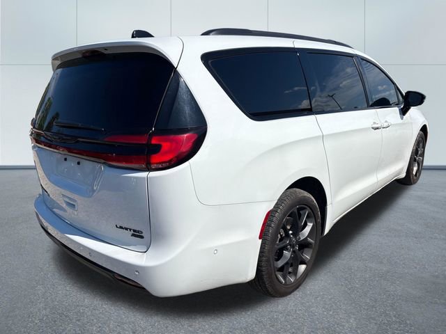 Used 2023 Chrysler Pacifica Limited w/ S Appearance Package AWD/4WD image 4