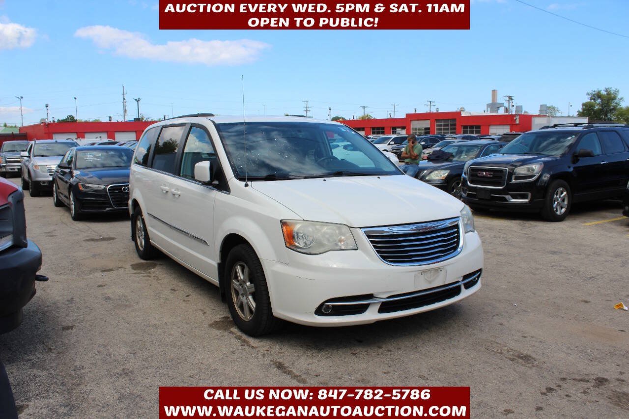 Used 2011 Chrysler Town & Country Touring FWD image 2