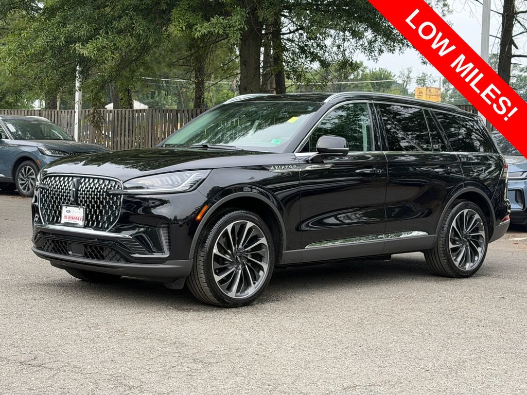 Used 2025 Lincoln Aviator Reserve AWD/4WD image 3