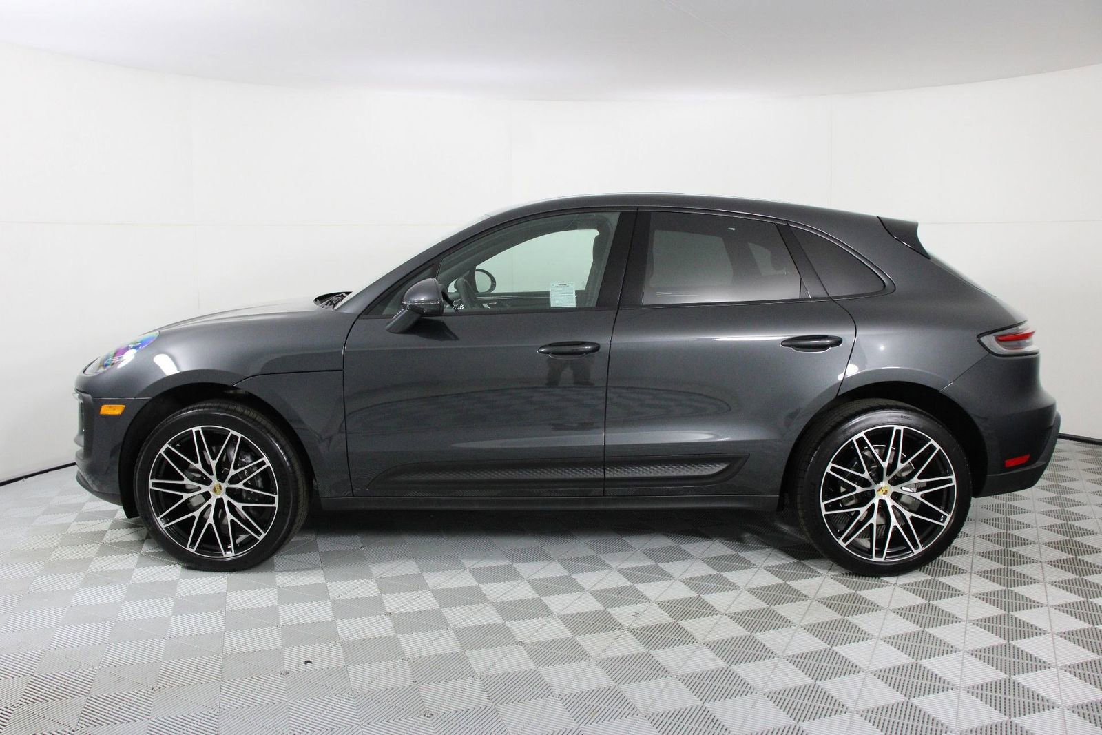 Certified 2025 Porsche Macan AWD/4WD image 2