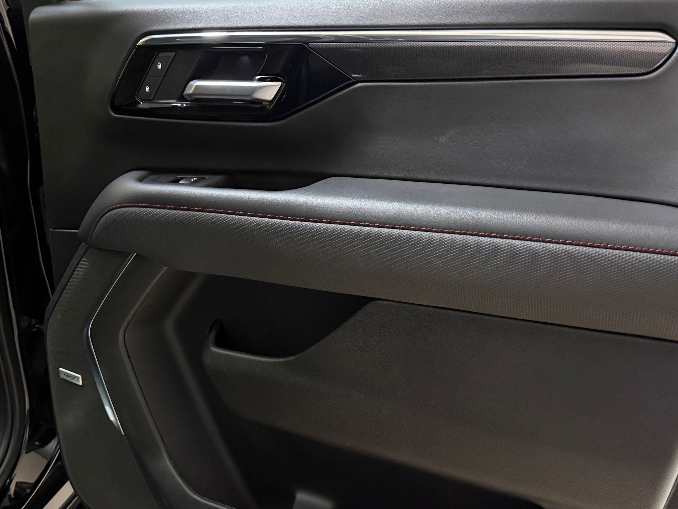 Used 2025 Chevrolet Suburban RST w/ Comfort Package image 45