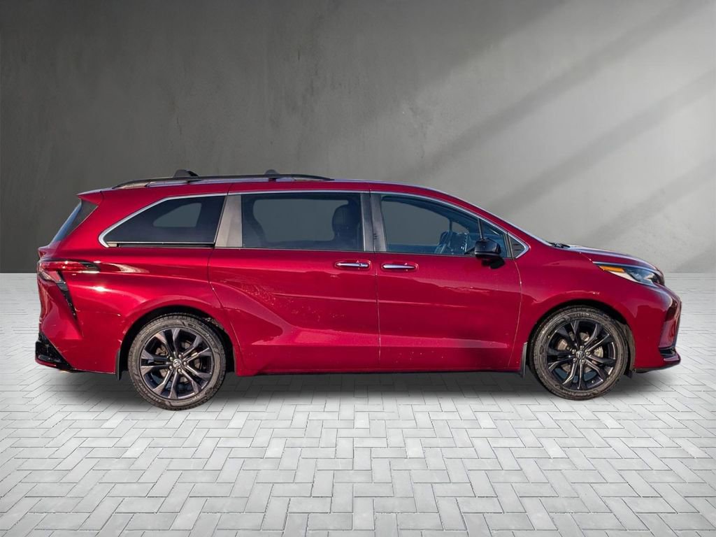 Used 2022 Toyota Sienna XSE image 11