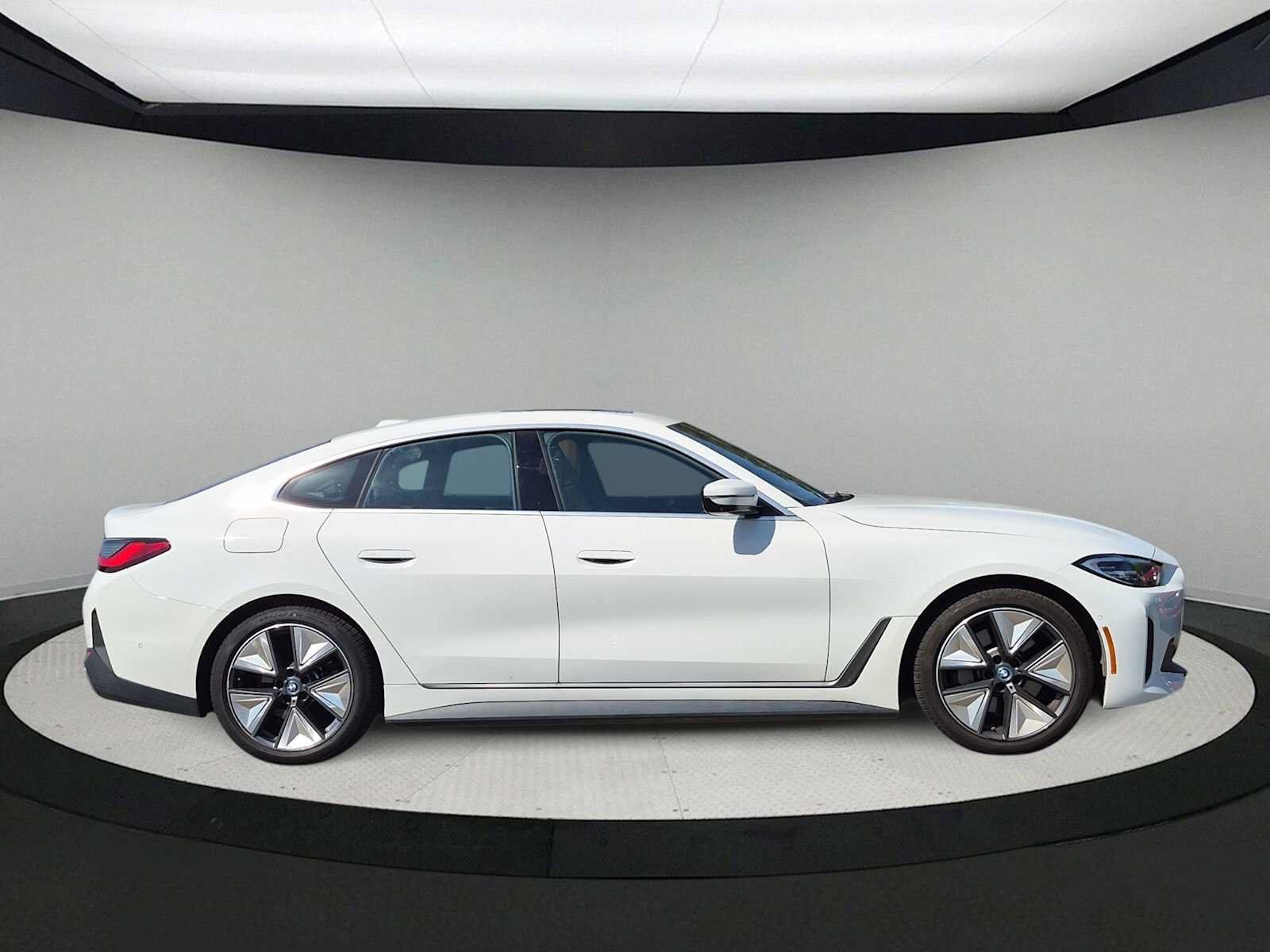 Used 2024 BMW i4 eDrive35 w/ Premium Package RWD image 9