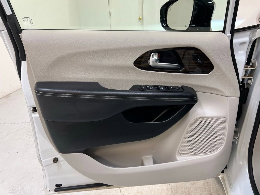 Used 2023 Chrysler Pacifica Limited image 14