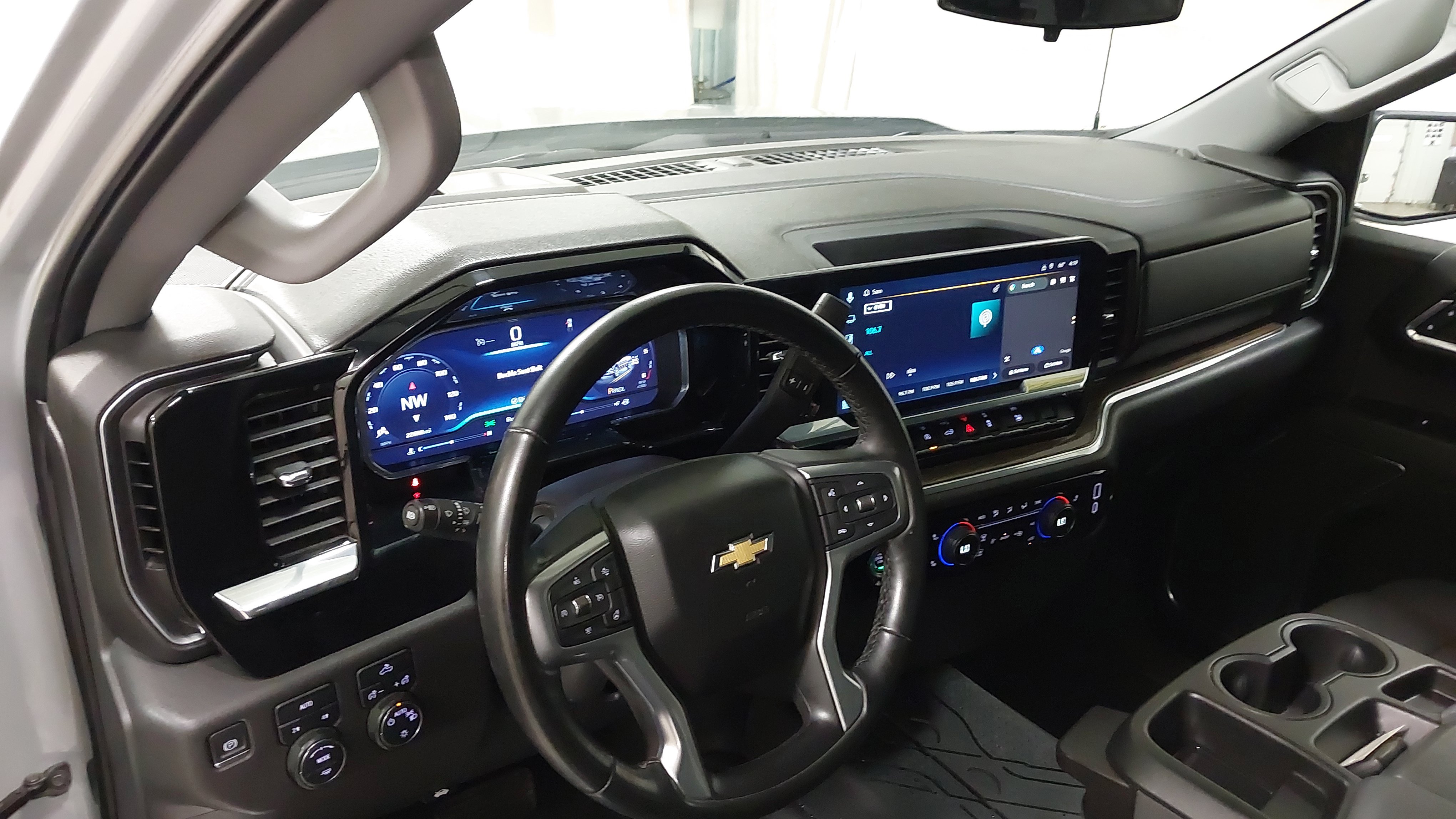 Used 2024 Chevrolet Silverado 1500 LT AWD/4WD image 17