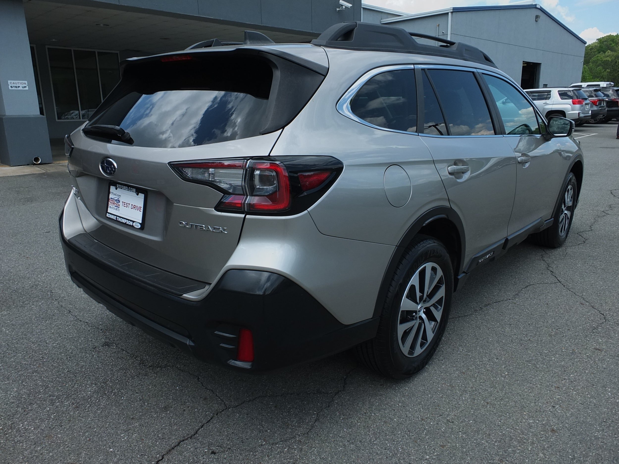 Used 2020 Subaru Outback Premium w/ Popular Package #1 AWD/4WD image 3