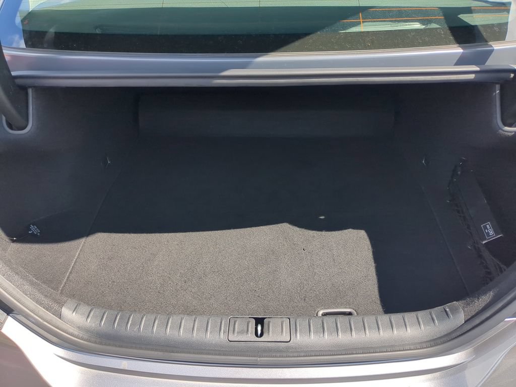 Used 2025 Genesis G70 2.5T RWD image 9
