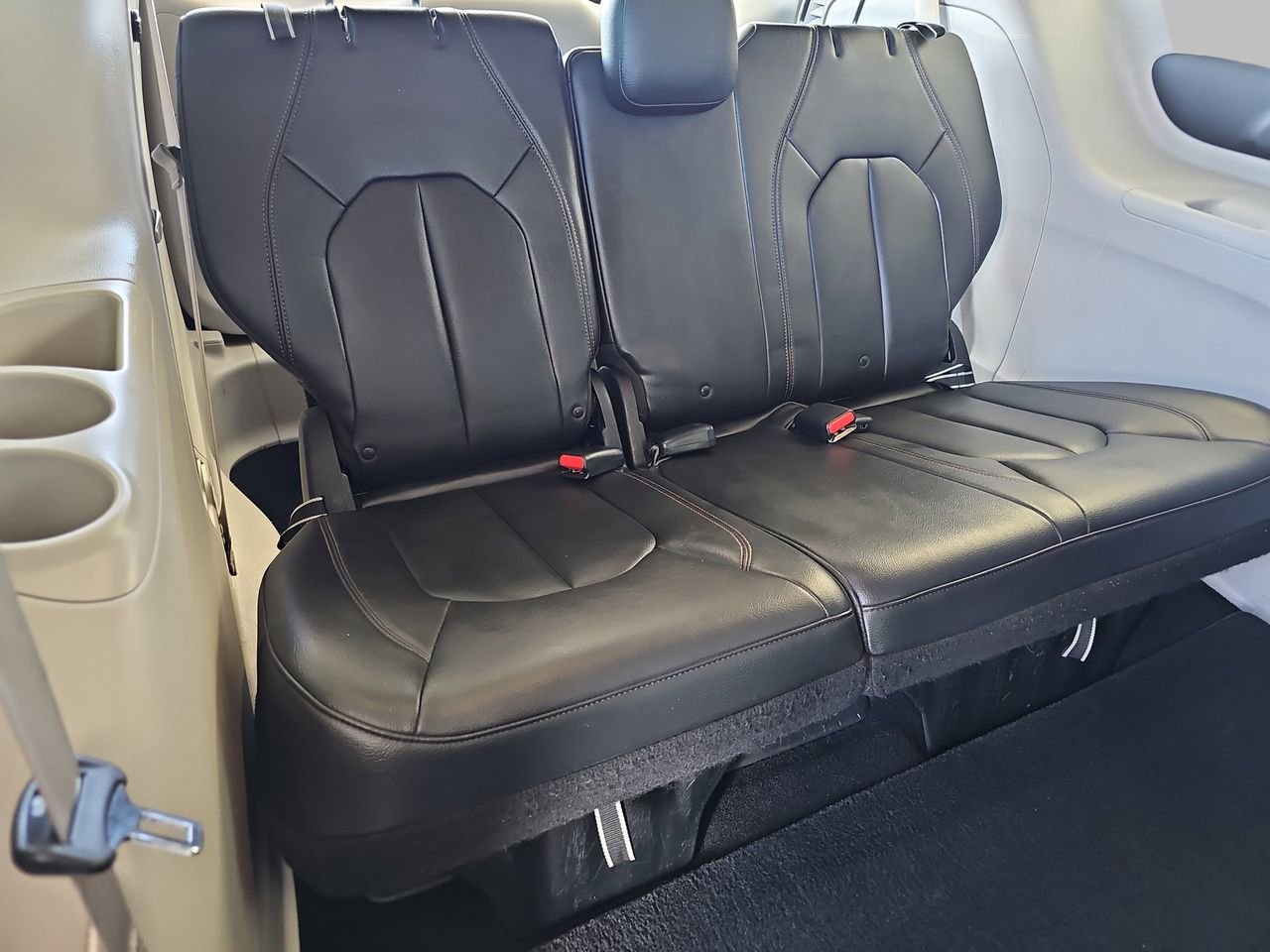 Used 2017 Chrysler Pacifica Touring-L image 41