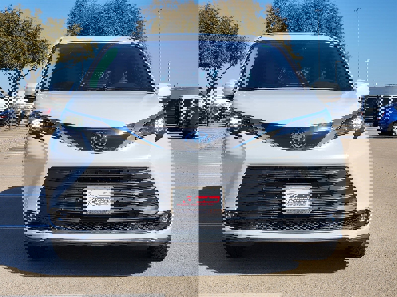 Used 2026 Toyota Sienna XLE image 5