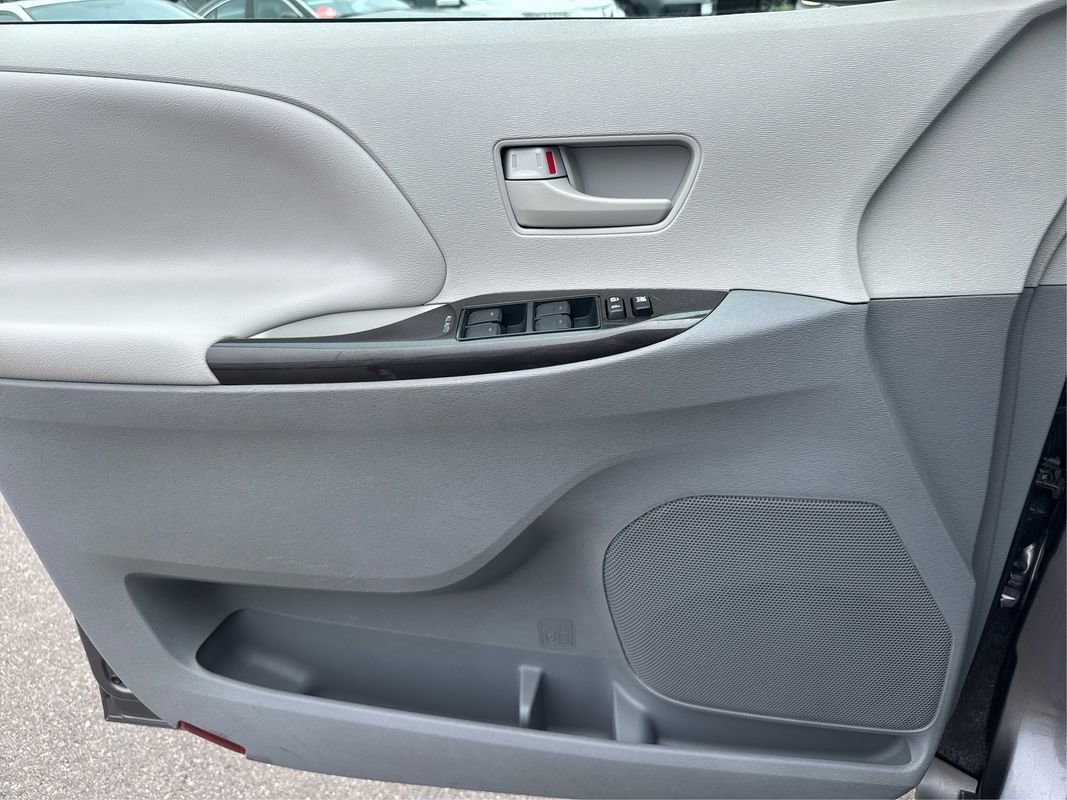 Used 2014 Toyota Sienna LE image 21