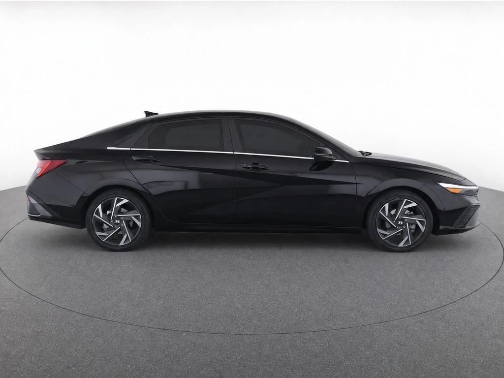 Certified 2025 Hyundai Elantra Limited FWD image 8