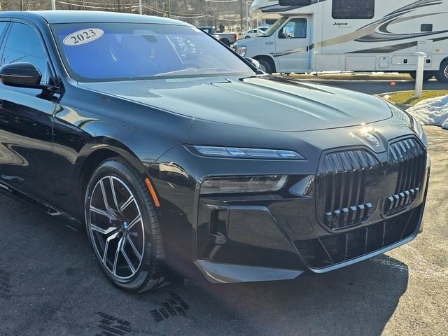 Used 2023 BMW 760i xDrive w/ Executive Package image 2