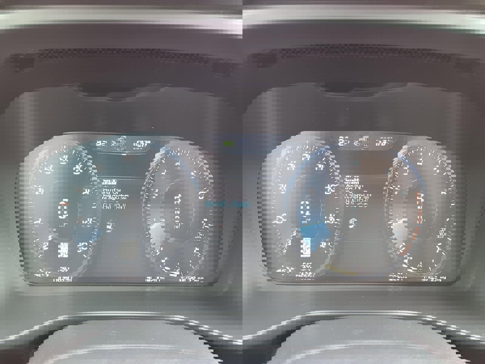 Used 2020 Volvo XC40 T4 Momentum image 31