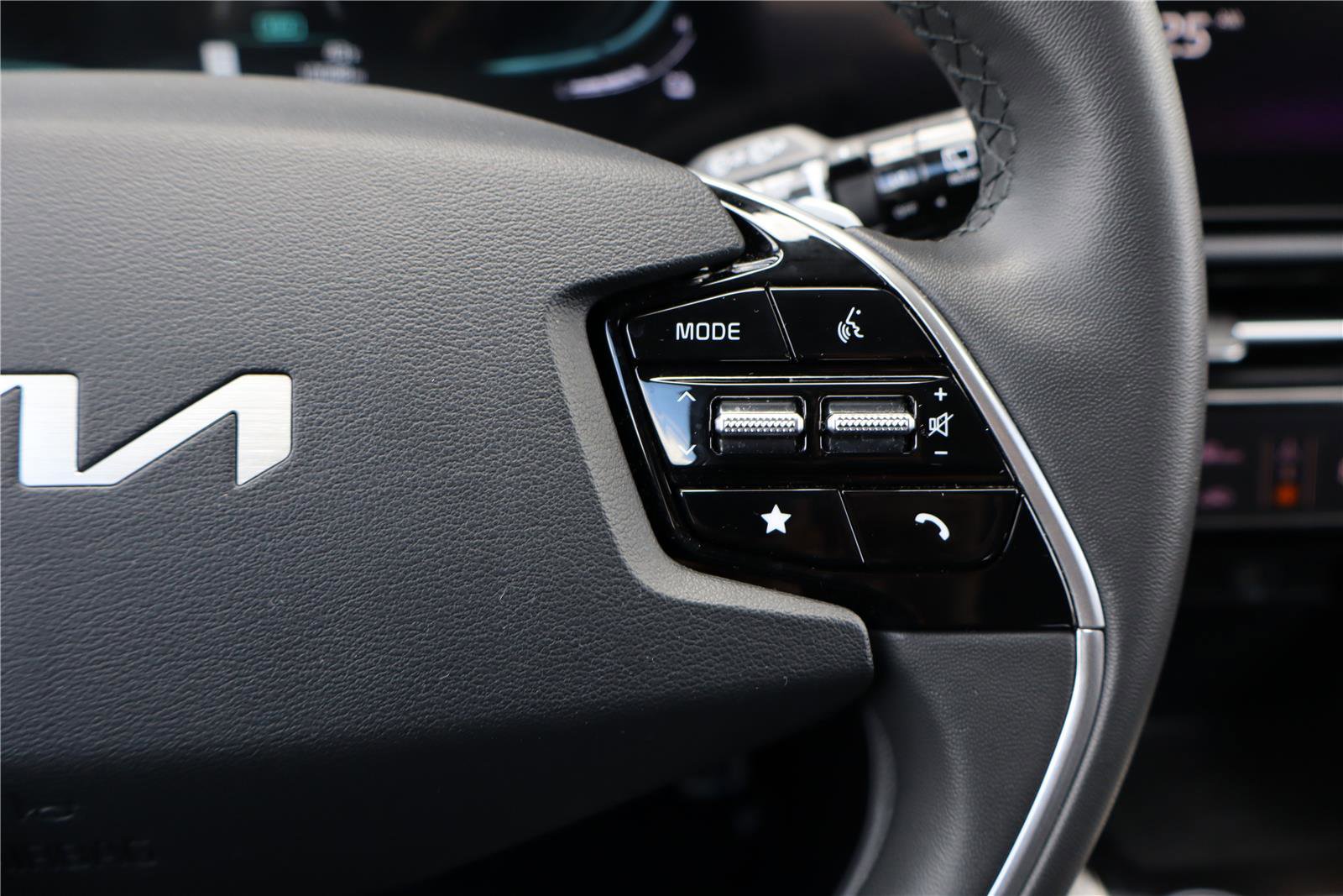 Certified 2025 Kia Niro EX Touring image 18