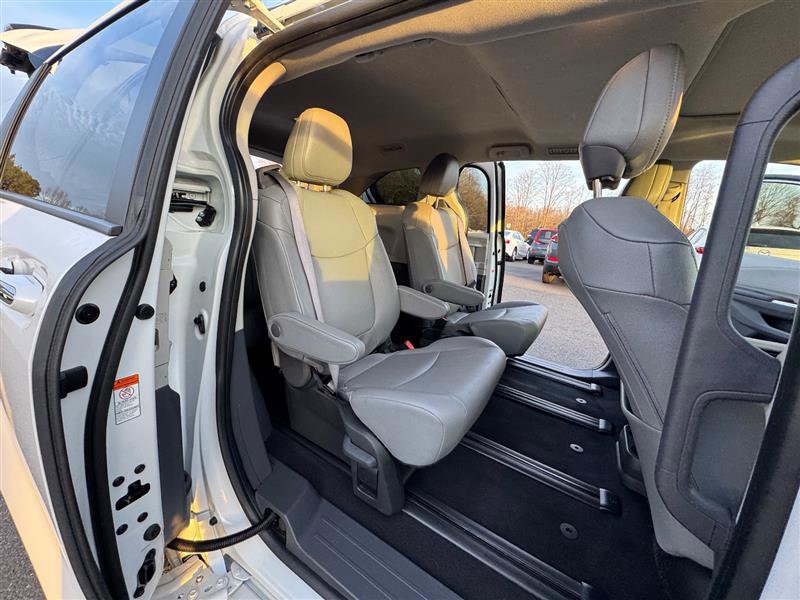 Used 2024 Toyota Sienna XLE image 40