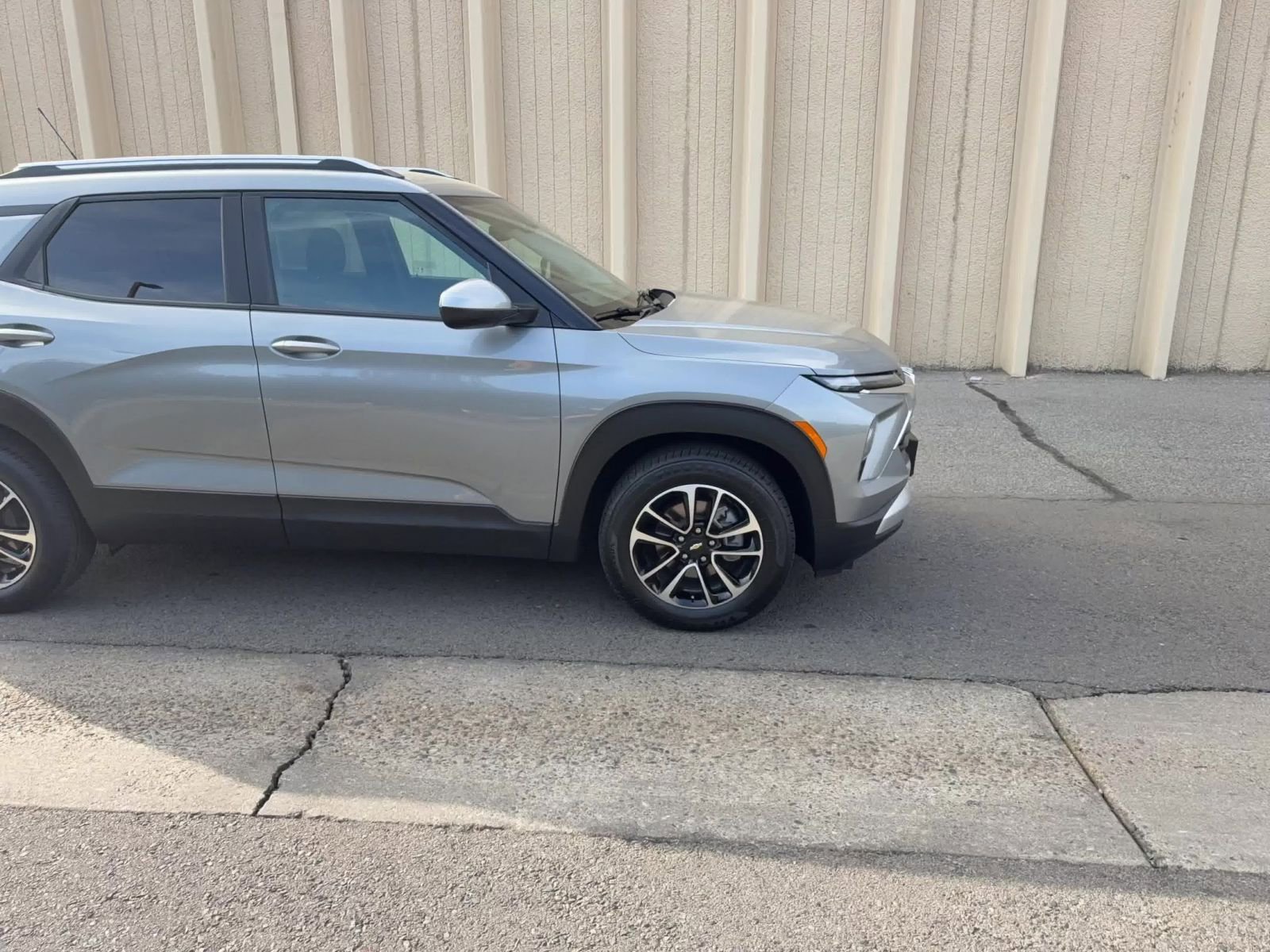 Used 2025 Chevrolet TrailBlazer LT image 2