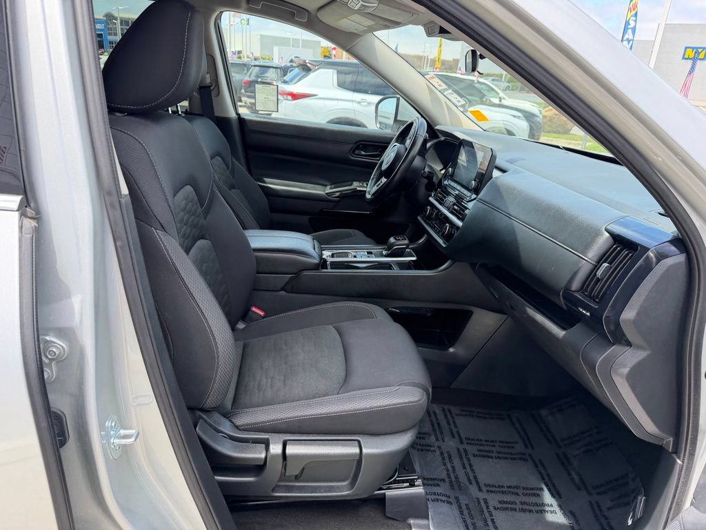 Used 2025 Nissan Pathfinder SV FWD image 18