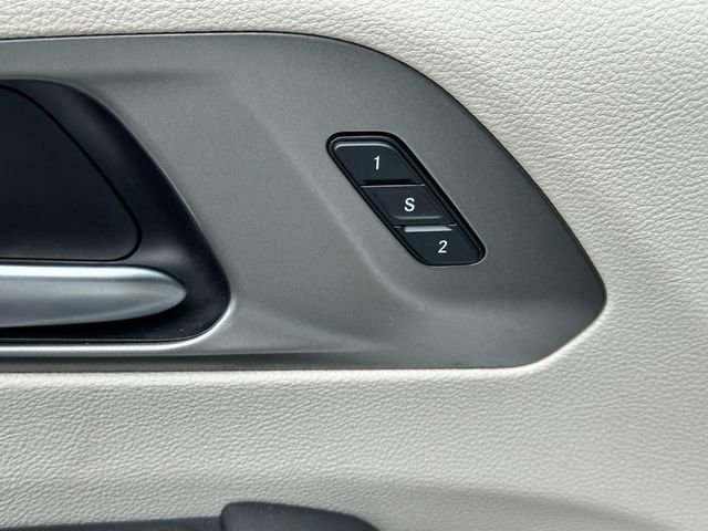 Used 2023 Chrysler Pacifica Touring-L image 18