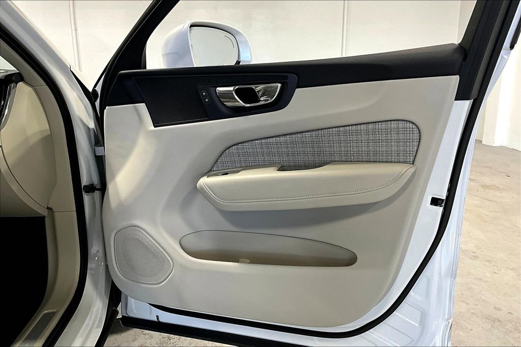 Used 2022 Volvo XC60 B5 Momentum image 23