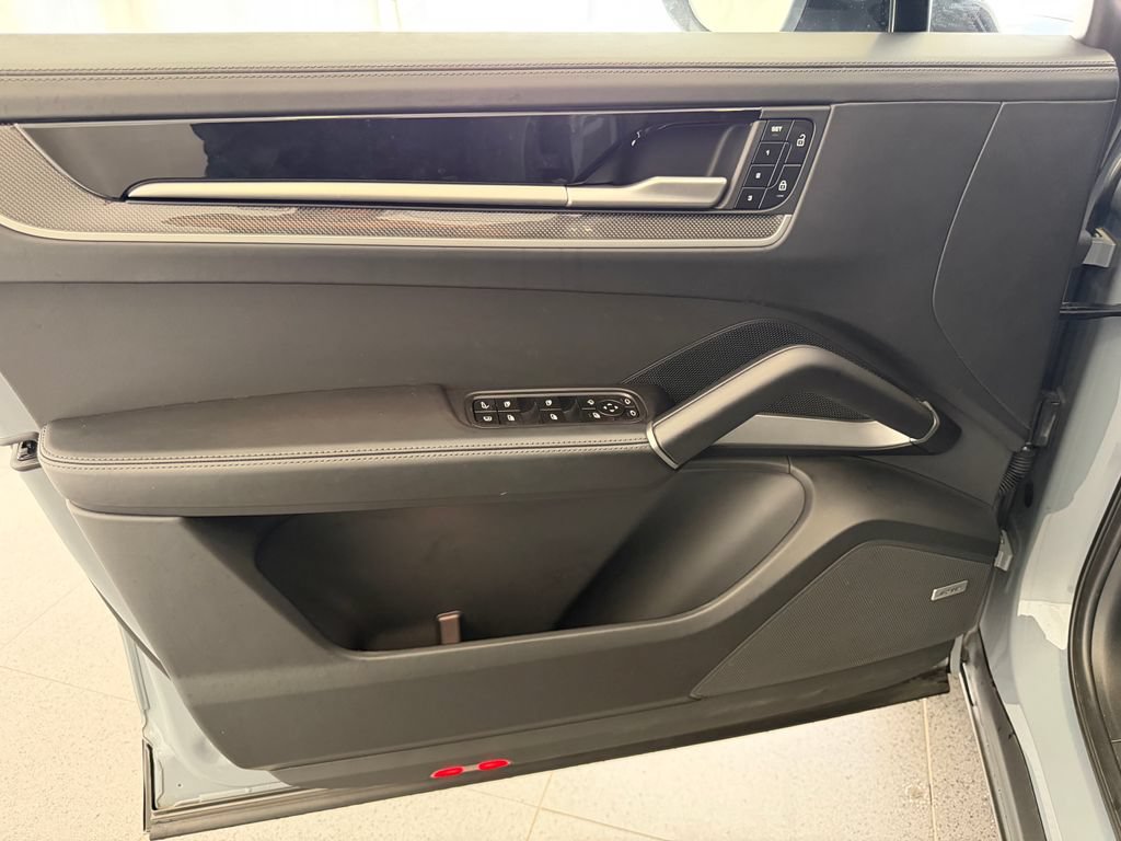 Certified 2025 Porsche Cayenne Turbo AWD/4WD image 15