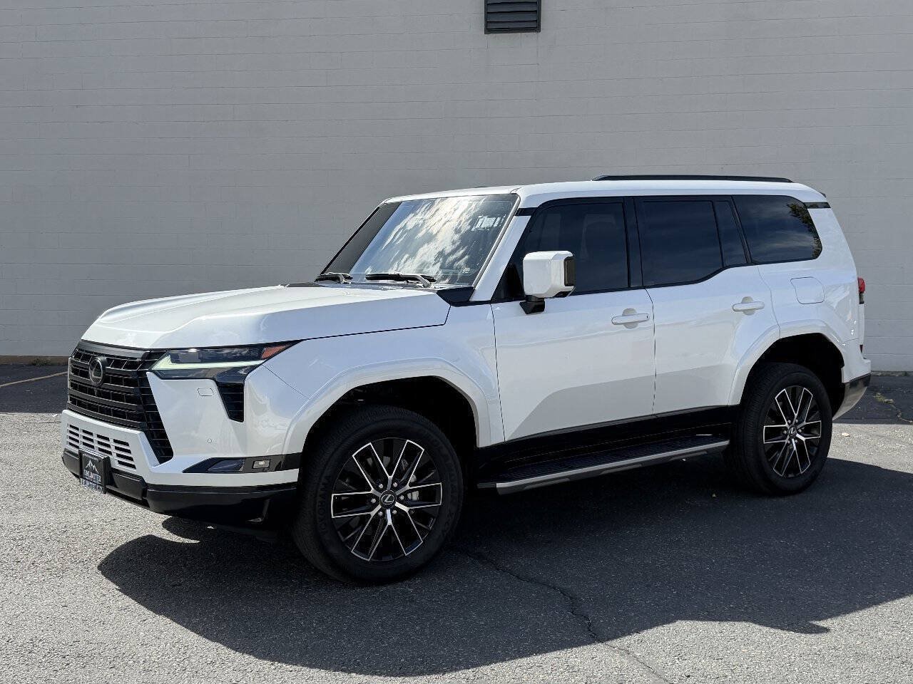 Used 2025 Lexus GX 550 w/ Accessory Package (2T) AWD/4WD image 2