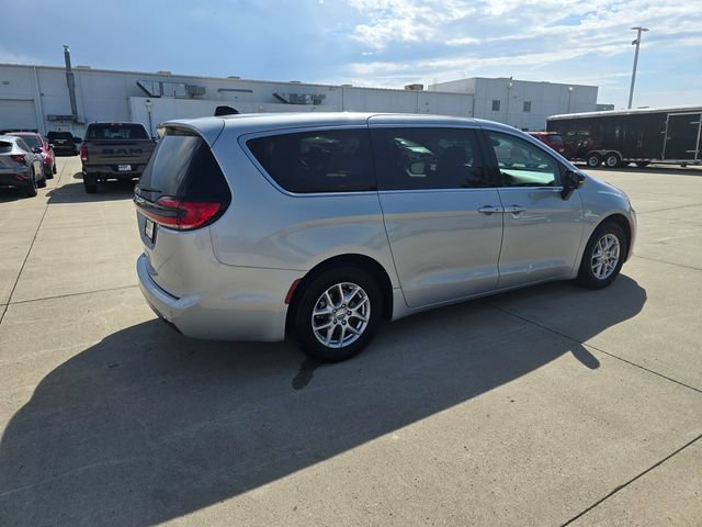 Used 2024 Chrysler Pacifica Touring-L image 13