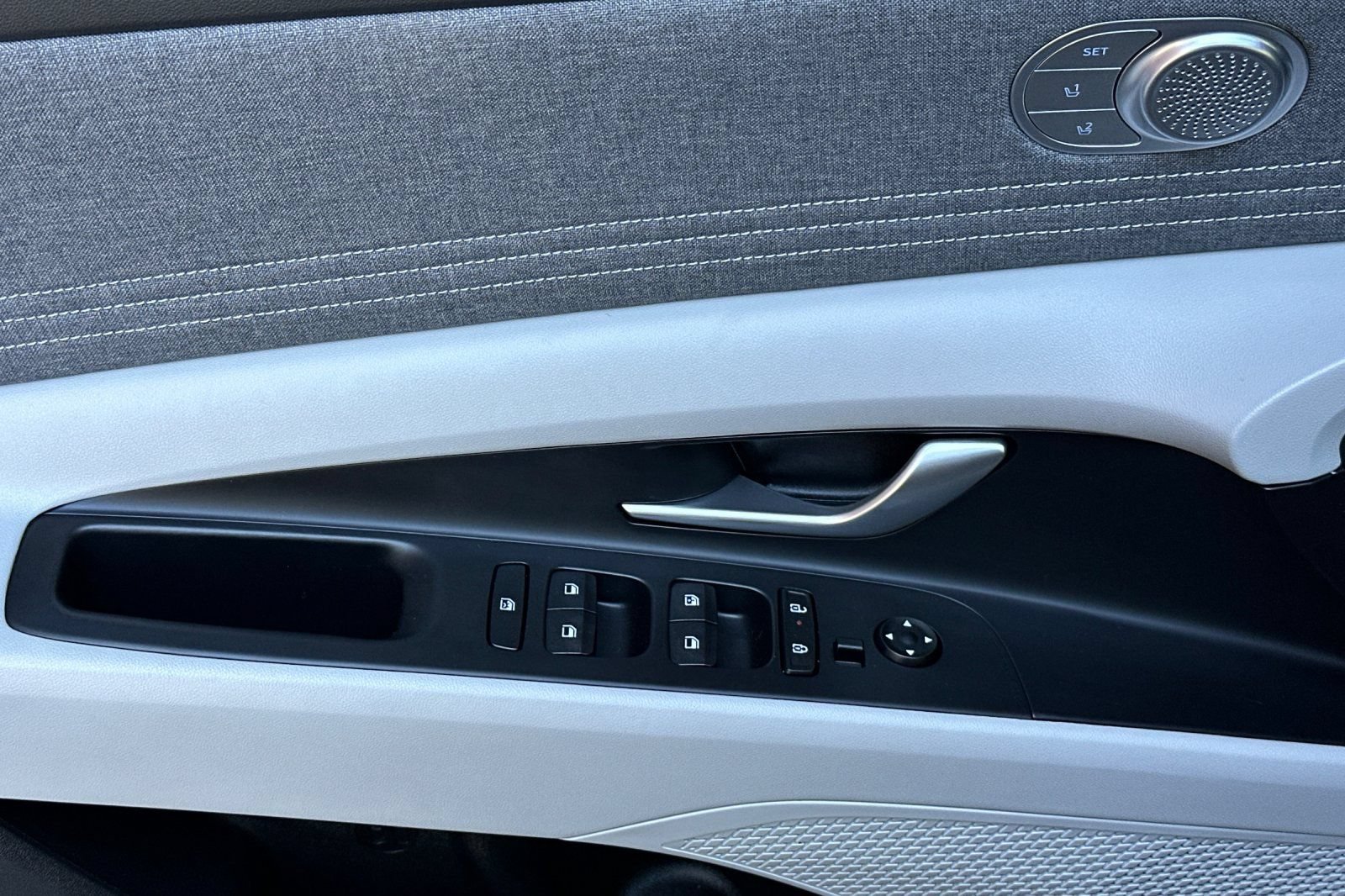 Used 2025 Hyundai Elantra Limited FWD image 14