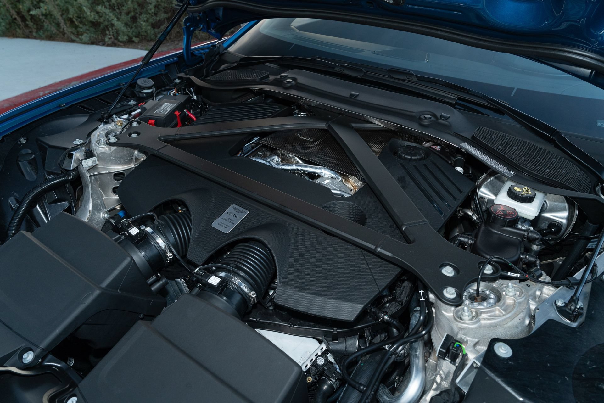 Used 2025 Aston Martin V8 Vantage Coupe RWD image 12