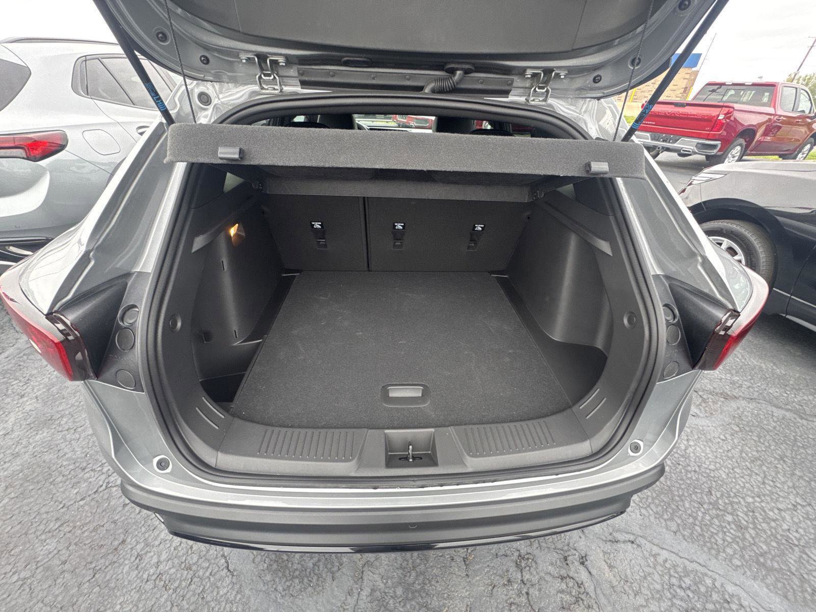 Used 2025 Chevrolet Trax RS w/ Sunroof Package FWD image 11