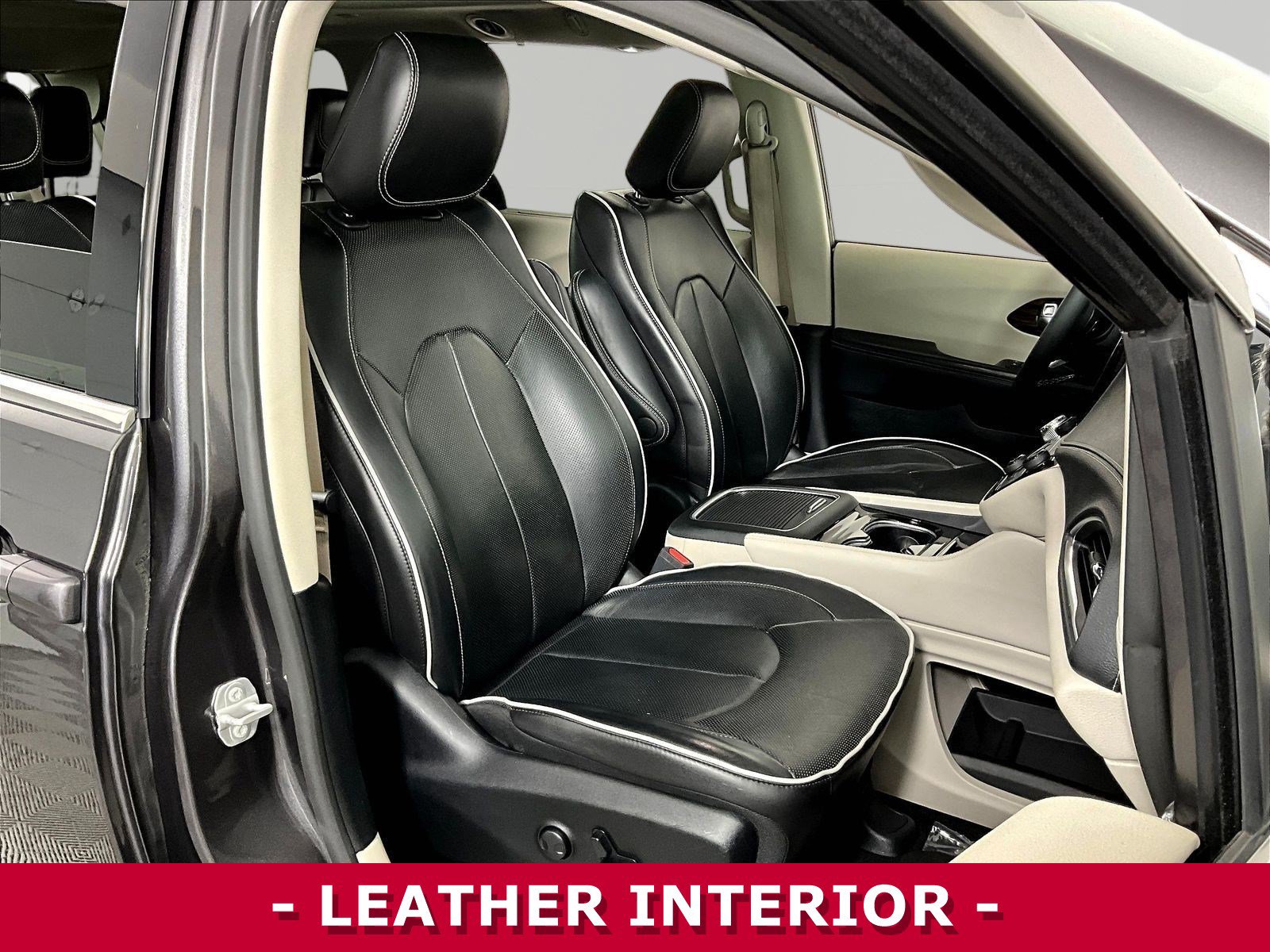 Used 2023 Chrysler Pacifica Limited FWD image 30