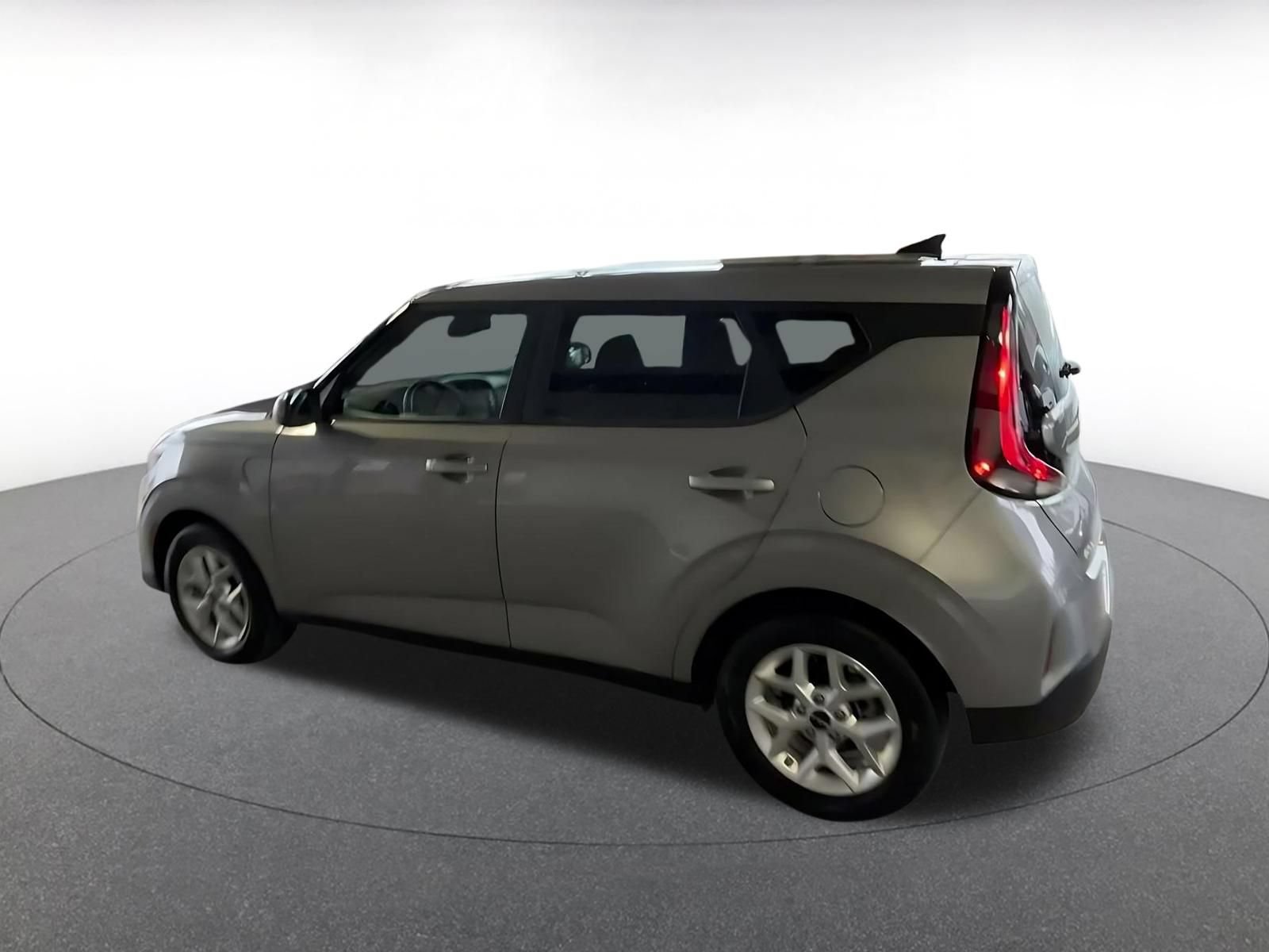 Used 2025 Kia Soul LX w/ LX Technology Package FWD image 8