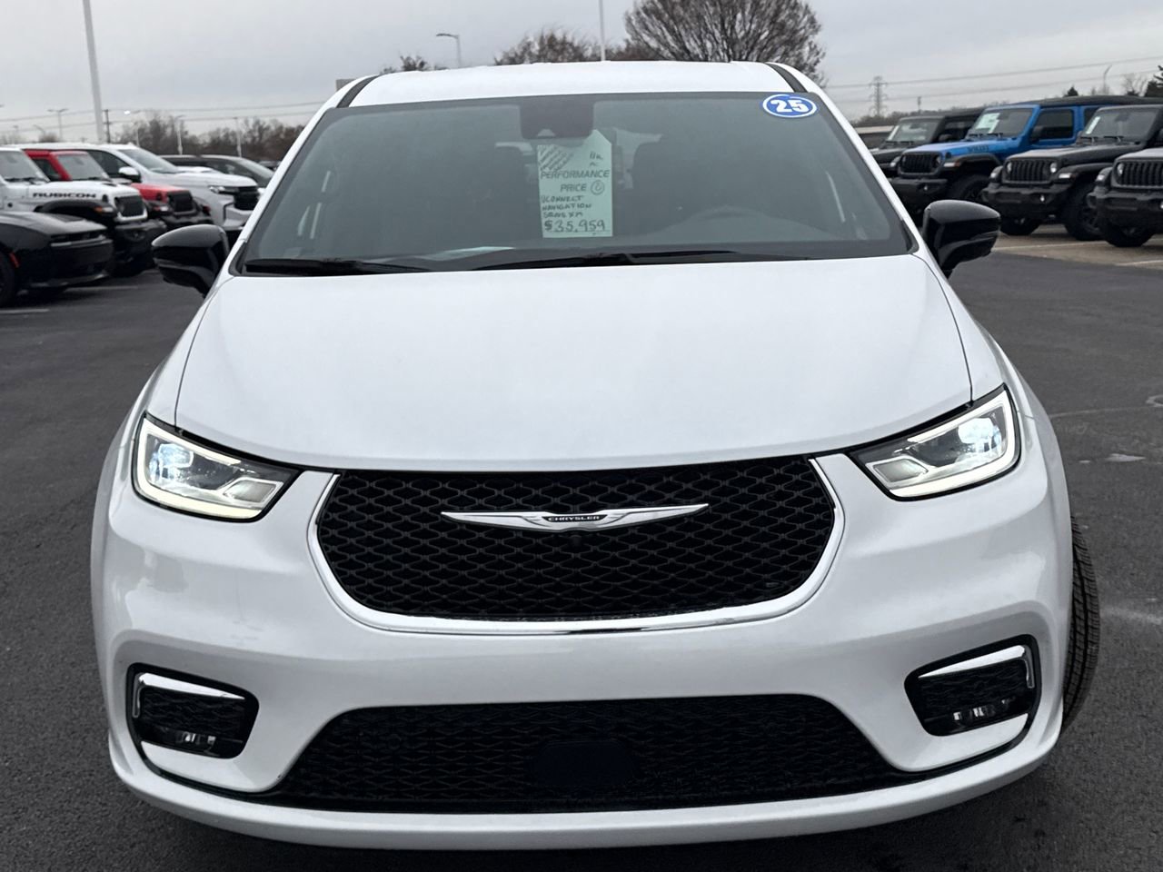 Used 2025 Chrysler Pacifica Select w/ Uconnect Theater Family Group image 8