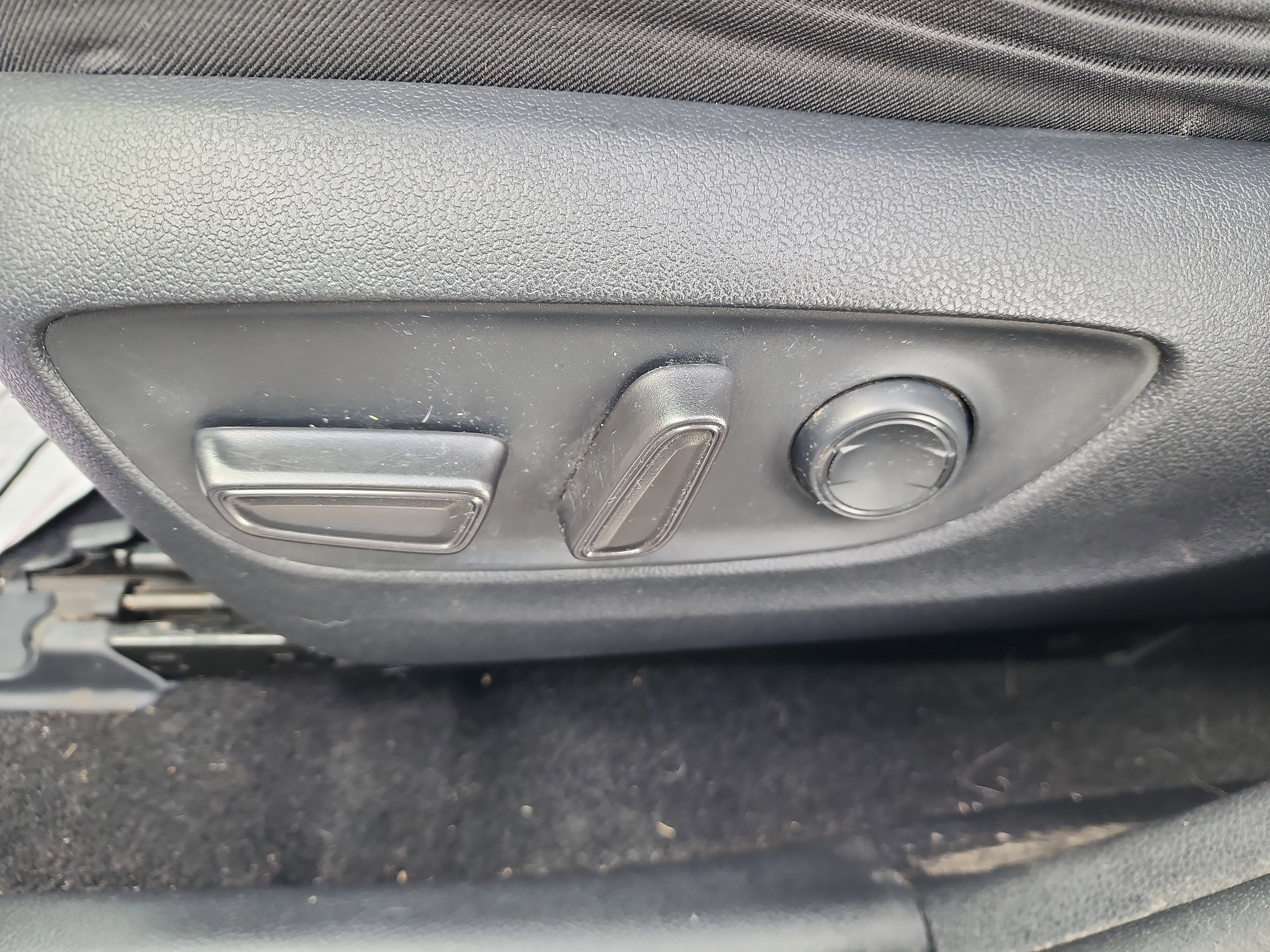 Used 2020 Toyota RAV4 XLE w/ Carpet Mat Package image 12