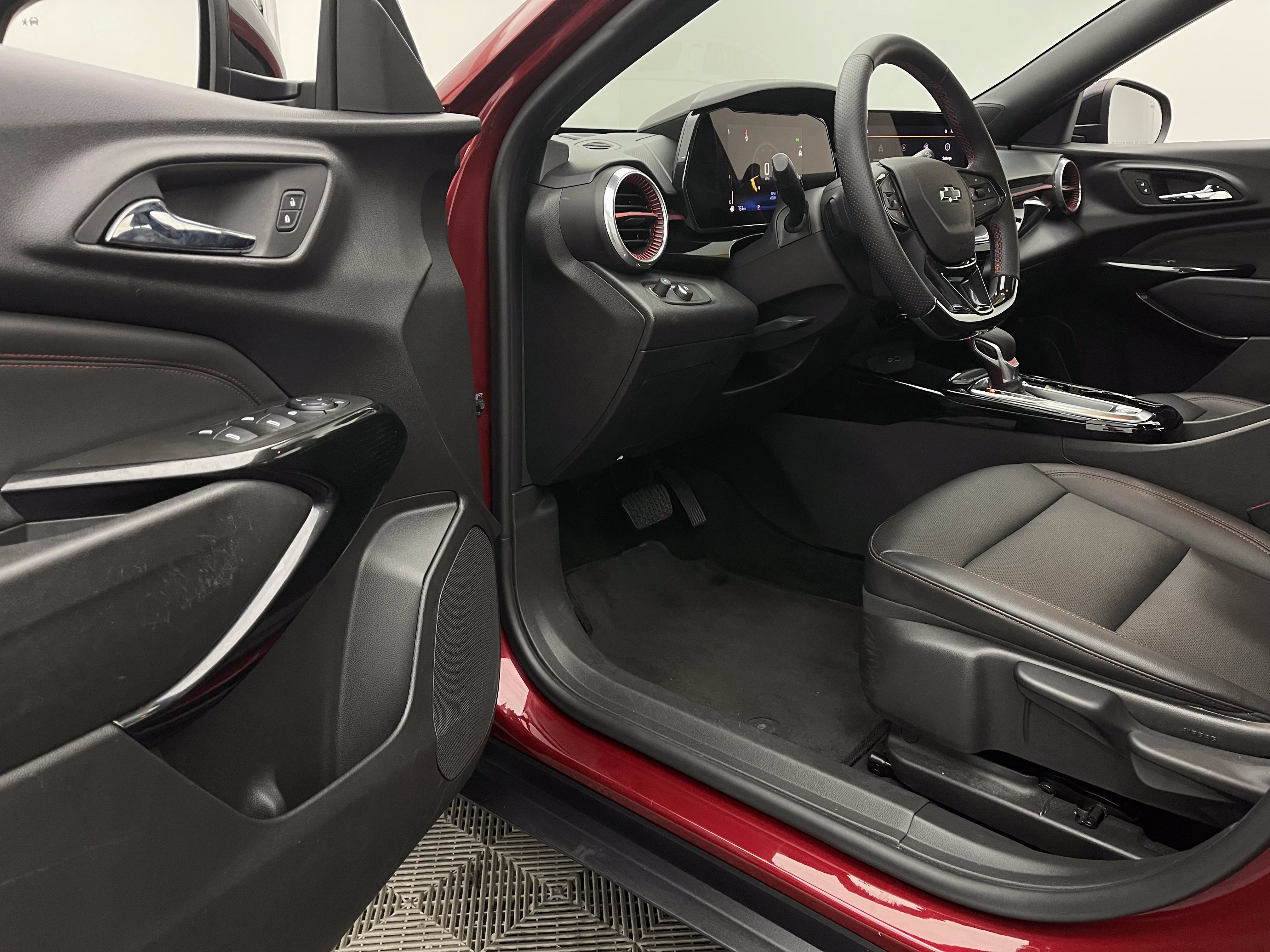 Used 2024 Chevrolet Trax RS w/ Sunroof Package FWD image 15